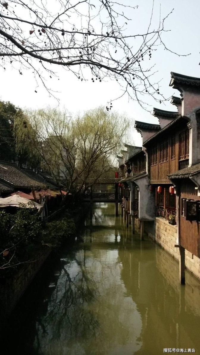 我很胆小怕人，一紧张头会歪向一边一侧肌肉紧张只能用手摸 路上看见成双的女孩子容易紧张会被笑怎么办？